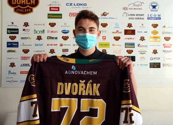 HC Dukla Jihlava – Adam Dvořák podepsal s Duklou profi smlouvu, klub bude uplatňovat opci na Jakuba Illéše