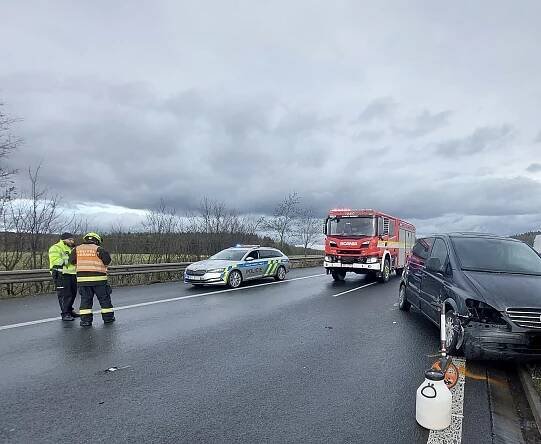 Dálnice na Rozvadov u Plzně stála hodinu, srazilo se zde auto a náklaďák
