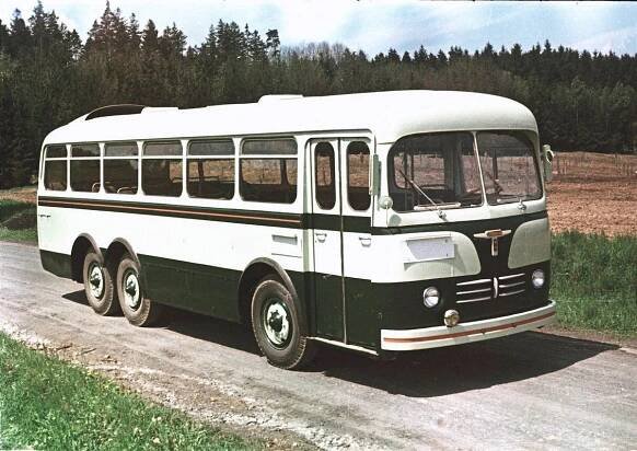 Horský autobus měl 40 tisíc dírek na stropě a někdy nechtěl zatáčet