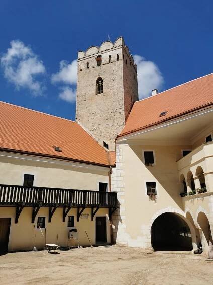 RADOST ZE SETKÁNÍ A KRÁSNÉ STŘECHY TONDACH - DVA PILÍŘE SLAVNOSTNÍHO VEČERA VE VALČI - NÁŠ DŮM - domy, které se stanou domovy