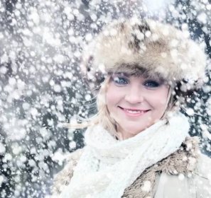 Zimní žena venku. Módní portrét hezká dívka na sobě W — Stock obrázek