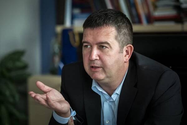 Situace je kritická, hrozí obrovské ztráty na životech. Zavřel bych výrobu, která není nutná pro chod státu, říká Hamáček