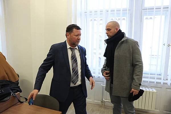 Šok u soudu s policistou, který opilý zmlátil dívku: Spoluobviněný je hvězda Policie v akci! - Expres.cz