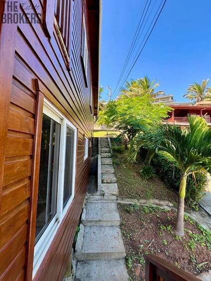 Two Story Wooden Home Czech Village, Roatan | Reality.iDNES.cz 
