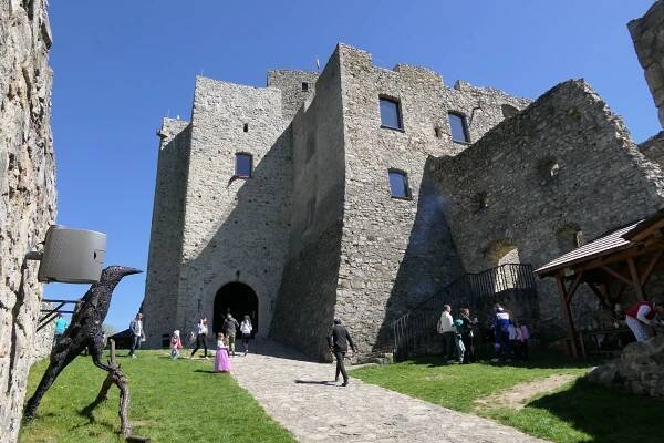 Hrad Strečno oslávil 1,5 milióna návštevníkov: Jubilejnú vstupenku získala rodina zo zahraničia