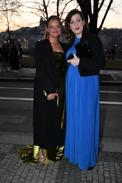 FOTO: Lenka Neužil Stárková čekala na svého muže, který rozdával autogramy. – stránka 12