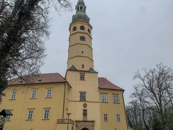 Zámek Tovačov se může pochlubit Spanilou věží. A díky ní i nádhernými výhledy do okolí | Střední Čechy