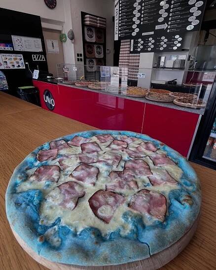 Šmoulí nebo červená. Nabídku v milevské restauraci zpestřily barevné pizzy