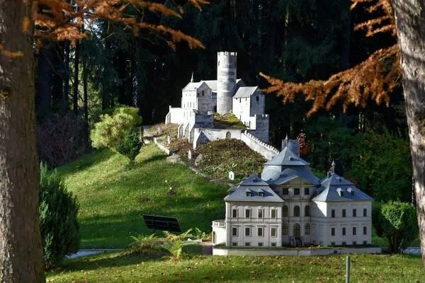 Oblíbený park plný miniatur se opět otevře veřejnosti, čekají tu nové modely i miniaturní kůň