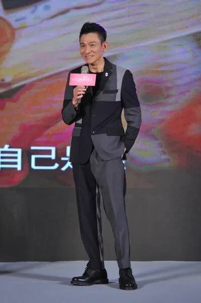 Hongkong zpěvák a herec Andy Lau usměje při premiéře jeho filmu "Naší doby" v Pekingu, Čína, 13 listopad 2015. — Stock obrázek
