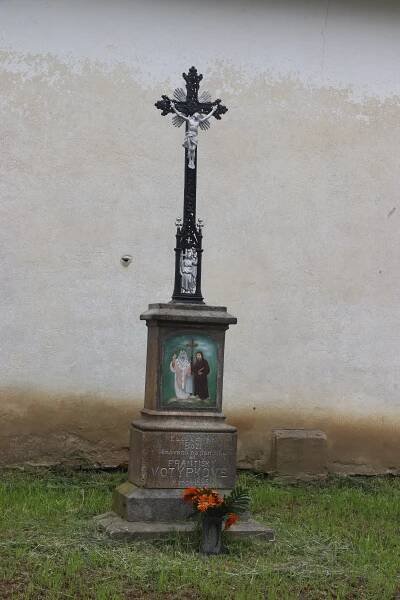 Soubor:Overview of wayside cross of Františka Votýpková in Mladoňovice, Třebíč District.jpg – Wikipedie