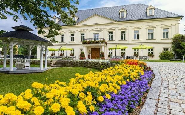 Pobyt v elegantním Zámečku Petrovice **** u Ostravy se snídaní a skvělým wellness centrem se 6 druhy saun
