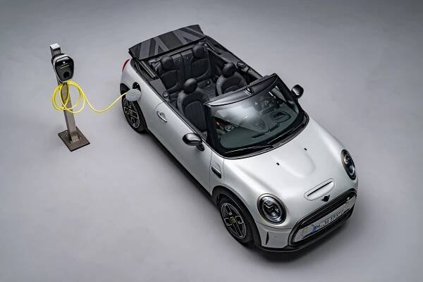 První moderní elektrokabriolet. Mini představuje Cooper SE Convertible