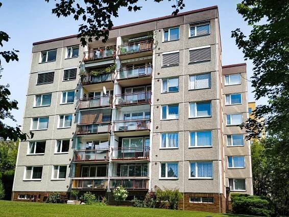 Rekonstrukce panelového domu a zasklení lodžií v Praze - ulice Lamačova