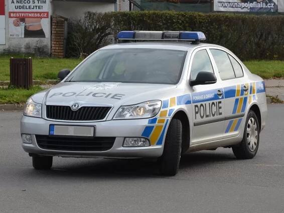 Mladá žena byla napadena na tramvajové zastávce v Brně. Policie nyní pátrá po osobách ze záznamu - Pravda24