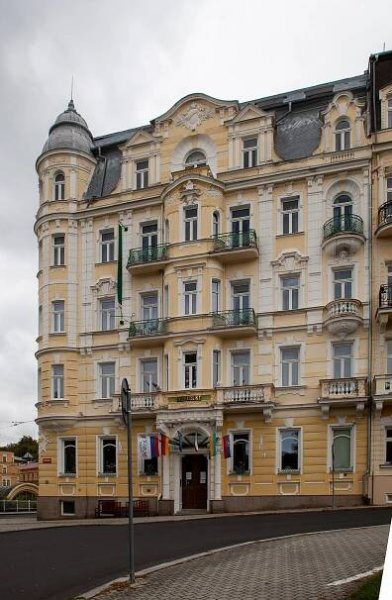 Soubor:Mariánské Lázně, hotel Belvedere (rodný dům Petra Hofmanna) 2020.jpg