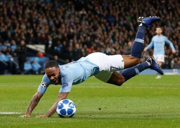 Sterling prohrál souboj s trávníkem. Omlouvám se, řekl po absurdní penaltě – ČT sport – Česká televize