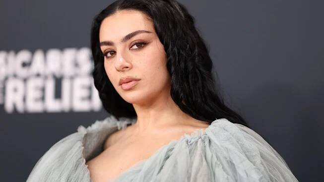 Charli XCX si vezme George Daniel z roku 1975 na radnici
