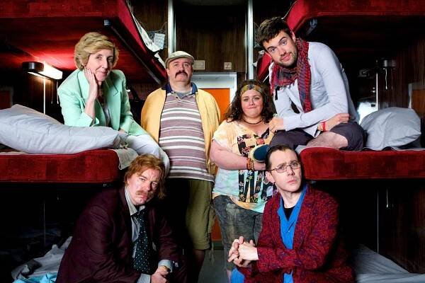 V čísle 9 - La Couchette - Promo - Julie Hesmondhalgh, Steve Pemberton, Mark Benton, Jessica Gunning, Jack Whitehall, Reece Shearsmith
