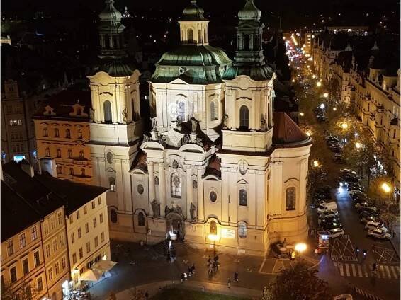 Kostel byl postaven podle plánů Kiliána Ignáce Dientzenhofera, plastiky zdobící exteriér od Antonína Brauna.