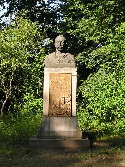 Soubor:Frantisek Kmoch bust 2.jpg – Wikipedie
