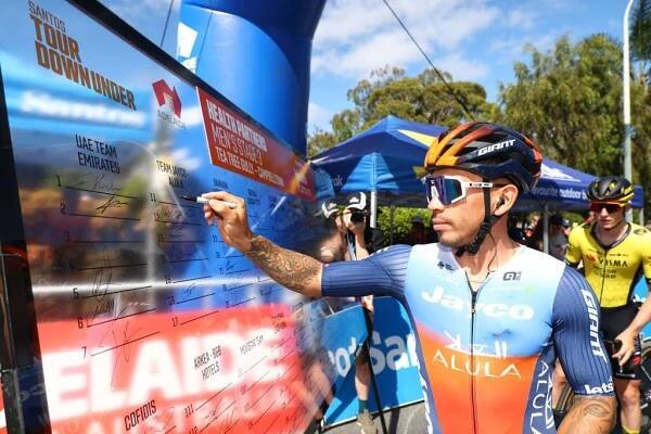 Ewan has re-signed with 'home' team Jayco-AlUla for 2024