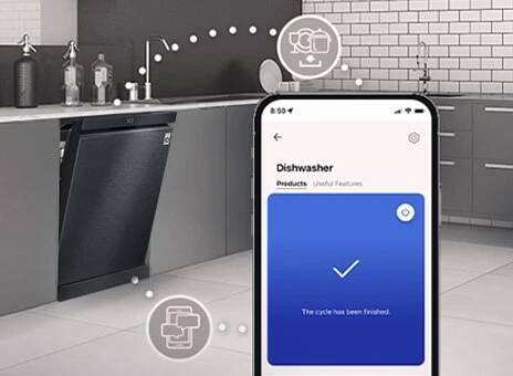 Interiér kuchyně s částečně otevřenou myčkou a aplikací LG ThinQ™ zobrazující oznámení o dokončení cyklu.	