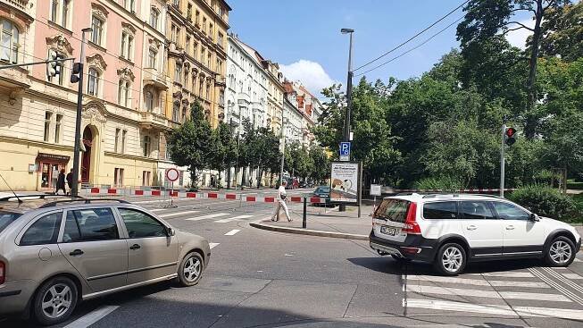 Spadlý strom uzavřel část Vinohradské. Nesmí sem chodci, auta ani MHD