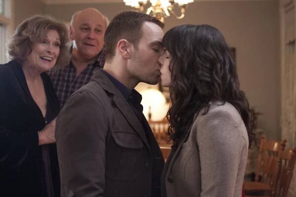 Hitched for the Holidays - Z filmu - Paula Shaw, Serge Houde, Joey Lawrence, Emily Hampshire