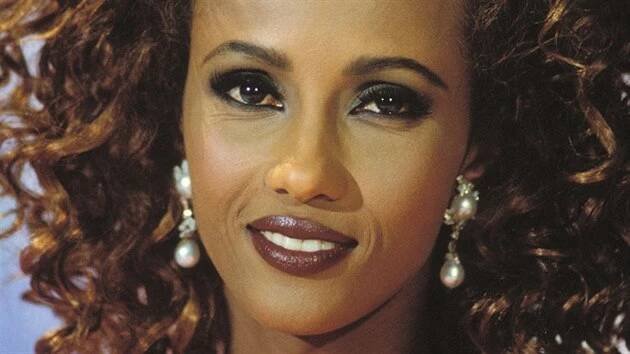 Iman v roce 1992, kdy již byla v modelingovém důchodu a čerstvě vdaná za Davida Bowieho. Není těžké pochopit, proč zpěvákovi tolik učarovala.