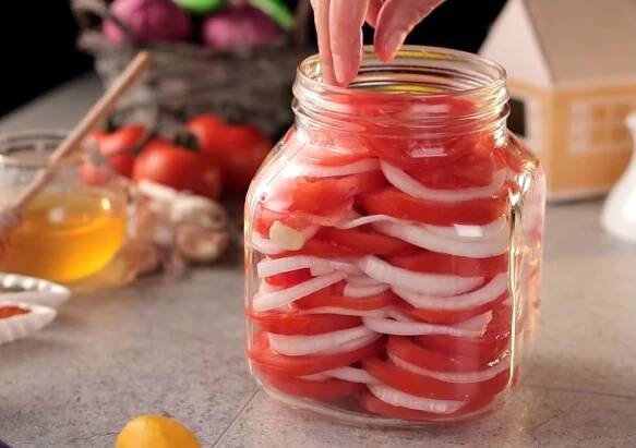 Rajčatový salát s cibulí: Detoxikuje celé tělo a doplňuje 48 vitamínů