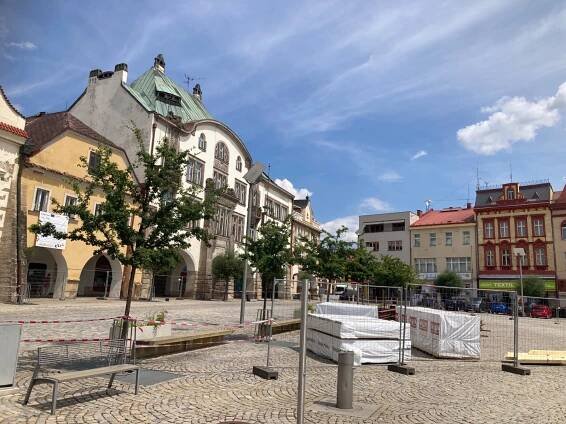 Na dvou navazujících náměstích v centru Dvora Králové bude na 2 týdny omezená doprava, Královédvorsko