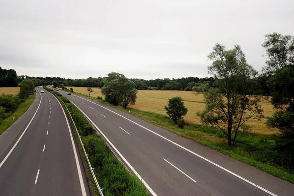19/10  Mezi Ostravou a Havířovem vede přibližně na 10 km délky v souběhu s Lučinou silnice I/11.Je trasována s větším či menším odstupem od řeky (v pozadí), v několika případech si vyžádala kratší přeložky koryta (km 8,2 – proti vodě)