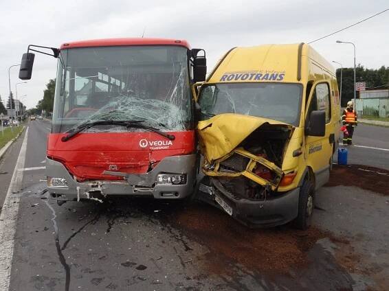 Nehoda autobusu a dodávky v Bruntále | POŽÁRY.cz - ohnisko žhavých zpráv | hasiči aktuálně
