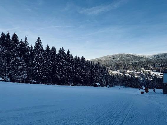 Harrachov pro pár i rodinu: penzion přímo na sjezdovce s polopenzí