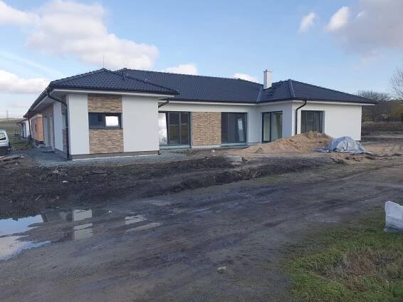 Dokončená stavba rodinného domu v obci Ohaře 250 m2 – Stavby Smolík