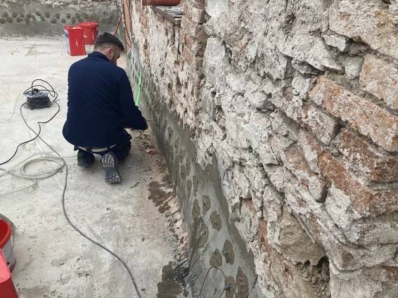 Tlaková chemická injektáž zdiva proti vlhkosti roztokem křemičitanu.