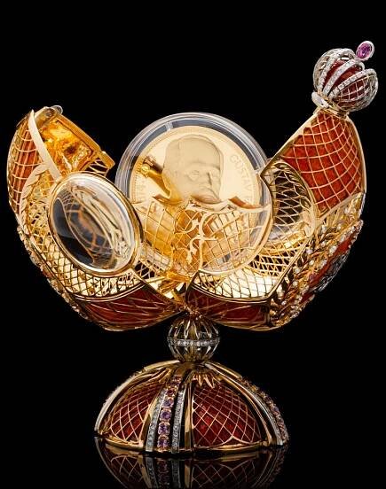 Mince s portrétem Gustava Fabergé se ukrývá v exkluzivním zlatém vejci | topvip.cz