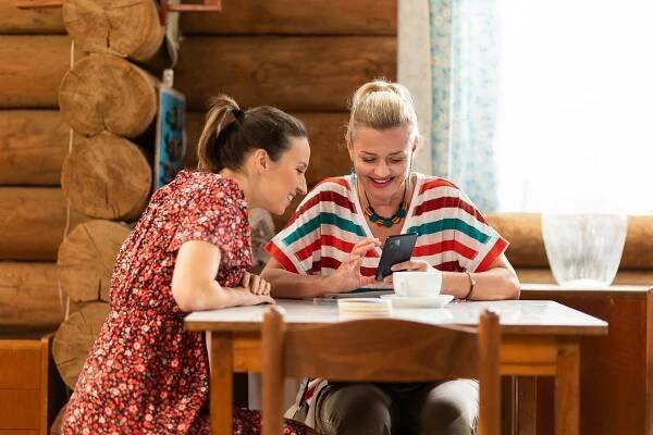 Jedna rodina - Trávníkář - Z filmu - Berenika Kohoutová, Erika Stárková