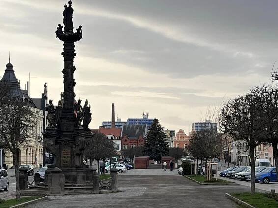 Podívejte se na cestu vánočního stromu na rakovnické náměstí