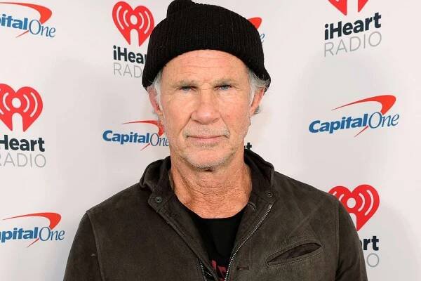 Busker Covers Red Hot Chili Peppers — and Doesn't Realize Drummer Chad Smith Is Watching: 'Completely Surreal'