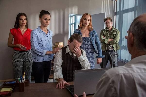 Viktória Szávai, Vera Sipos, Estilla Mikecz, Viktor Klem - Csak színház és más semmi - Episode 1 - Z filmu