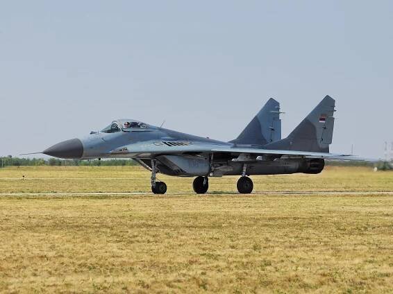 Soubor:Mikoyan-Gurevich MiG-29B (9-12B) taxiing.jpg