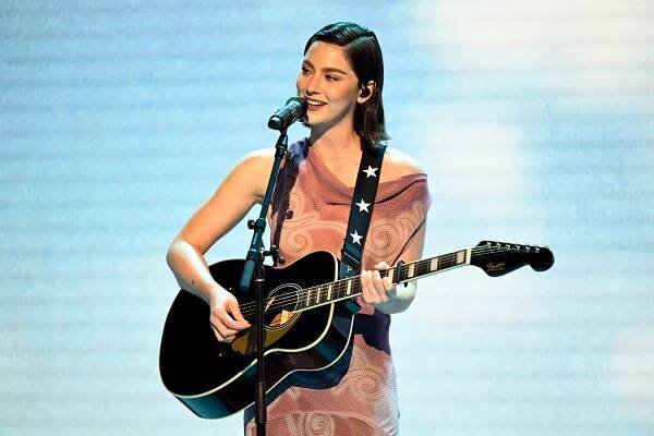 THE TONIGHT SHOW STARRING JIMMY FALLON -- Episode 1969 -- Pictured: Musical guest Gracie Abrams performs on Wednesday, May 8, 2024 -- (Photo by: Todd Owyoung/NBC via Getty Images)