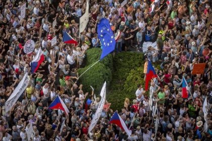 „Boj o duši země“ i „hněv sahající za okolí Prahy“. Co píší zahraniční média o protestech v Česku?