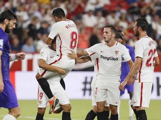 Hráči Sevilla FC se radují po gólu do sítě maďarské Újpesti v zápase Evropské ligy