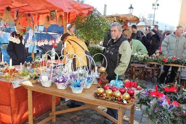 OBRAZEM: Adventní trhy oživily prostranství kolem kostela