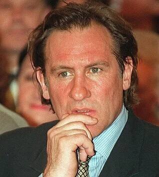 Slavný francouzský herec Gérard Depardieu dává k dispozici vyznamenání, které mu udělil prezident Jacques Chirac v roce 1996. (2. května 1996)