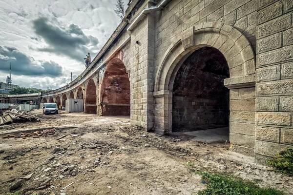 Správa železnic má vlastní ochranku. Hlídá Negrelliho viadukt, který ničili sprejeři