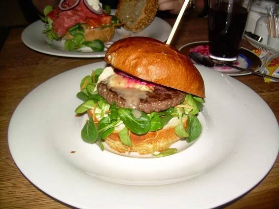 Základní instinkt: Peter´s burger pub - chlapská hospoda s (ne)chlapským hamburgerem